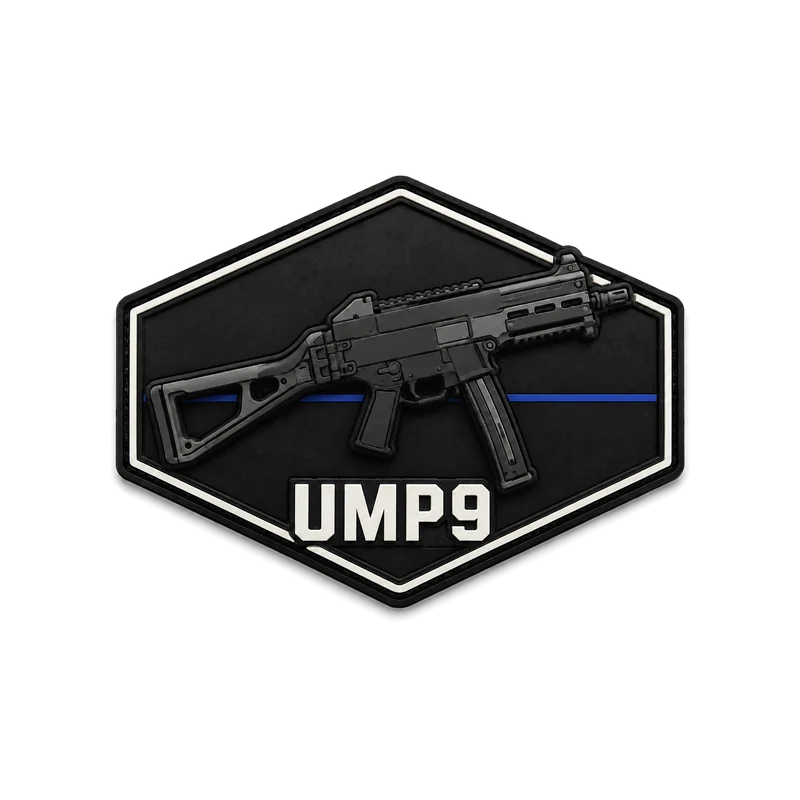 Hexagone noir à double contour : silhouette de pistolet-mitrailleur posée sur une fine ligne bleue, inscription UMP9.