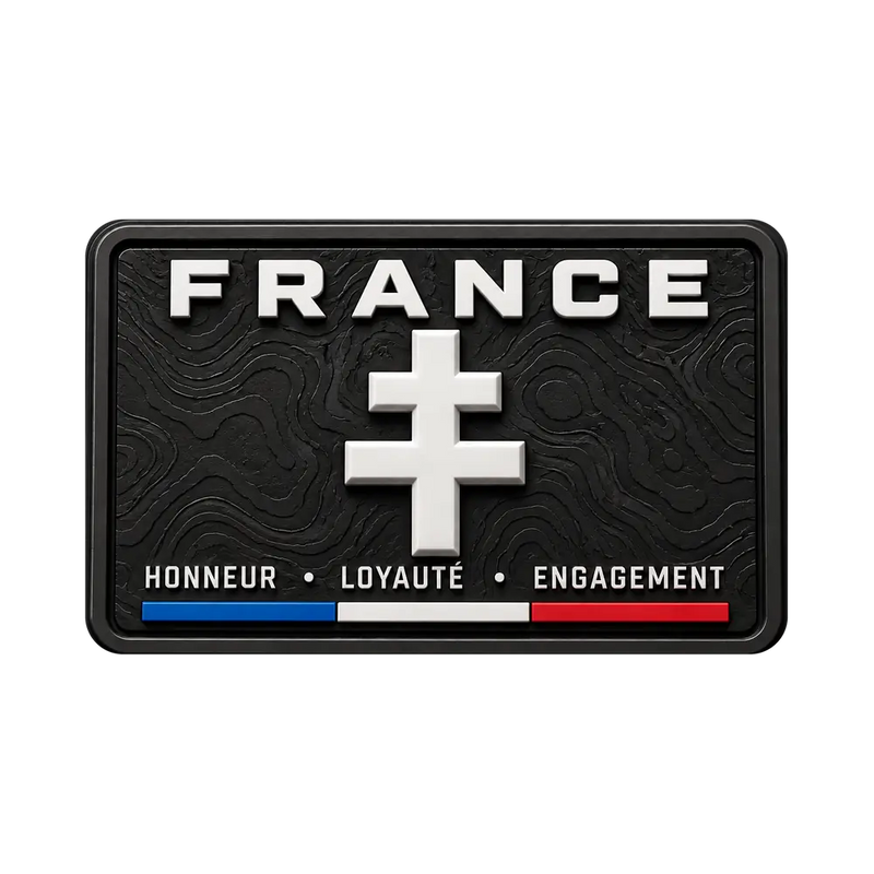Rectangle noir aux angles arrondis : croix de Lorraine blanche en relief sous l’inscription FRANCE, devise HONNEUR • LOYAUTÉ • ENGAGEMENT et bande bleu, blanc, rouge.